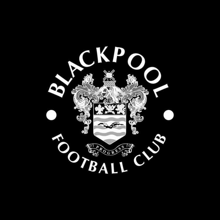 R.I.P.一名布莱克浦球迷比赛中突发疾病去世