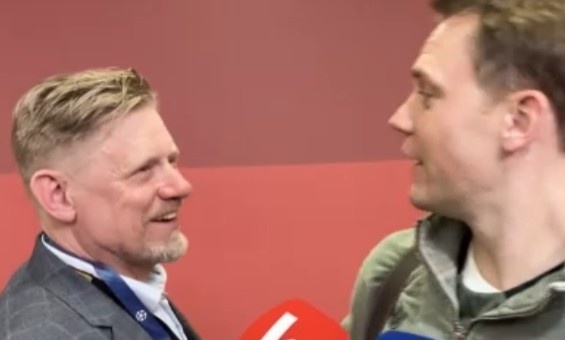 开场送大礼！舒梅切尔和诺伊尔开玩笑：你想让比赛变得有悬念吗？