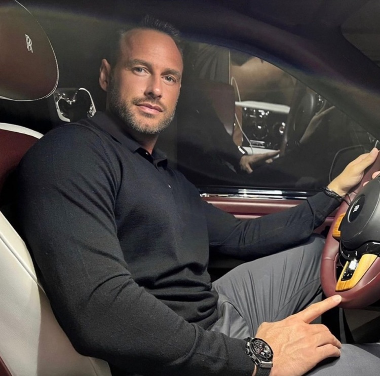 太阳报：自称亿万富翁，一名商人声称正竞购切尔西多数股权