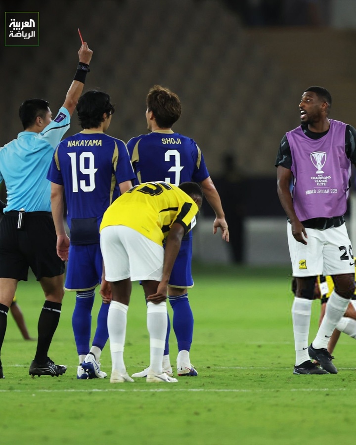 亚冠焦点人物！马宁吹掉吉达联扳平进球，赛后被球员冲撞出示直红