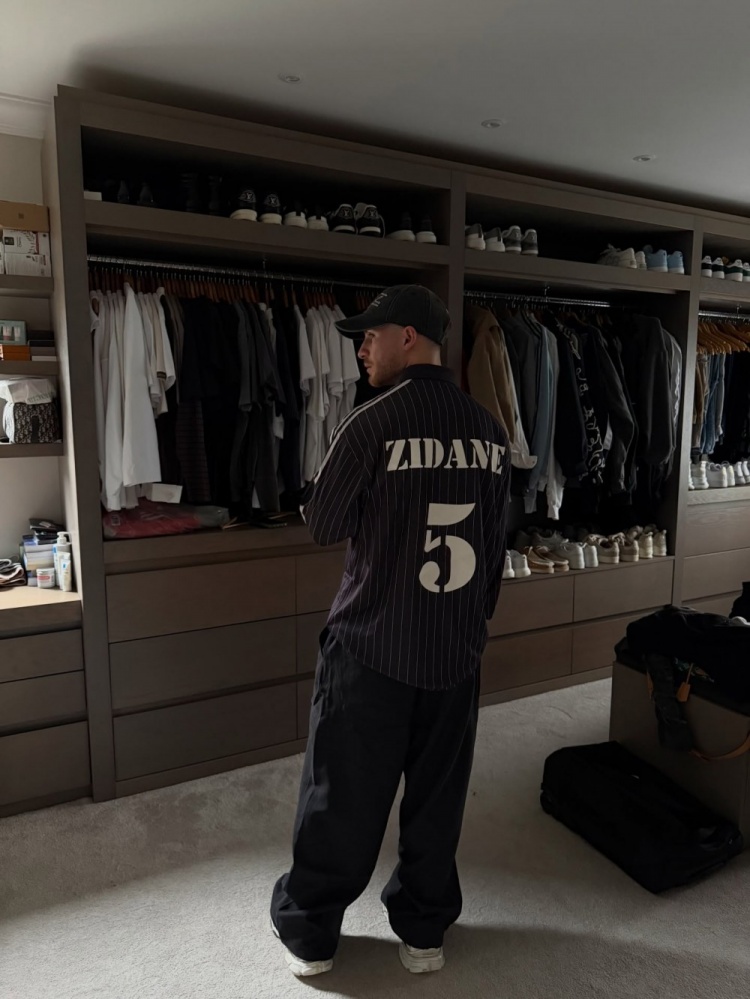 麦卡利斯特社媒晒日常照片：带娃、理发、身穿齐达内5号球衣