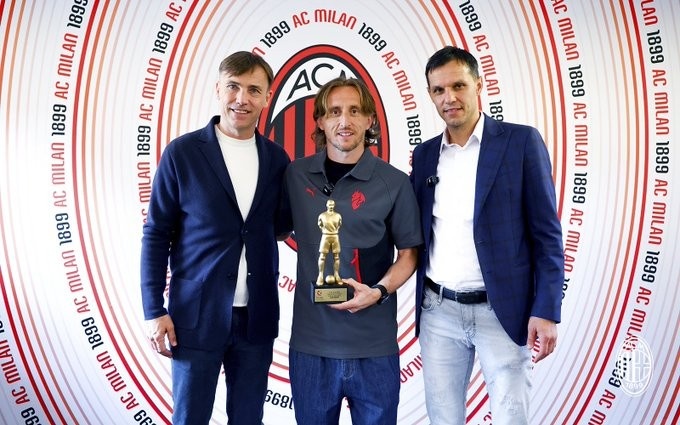 40岁莫德里奇叕获克罗地亚年度足球先生！米兰官方晒照祝贺