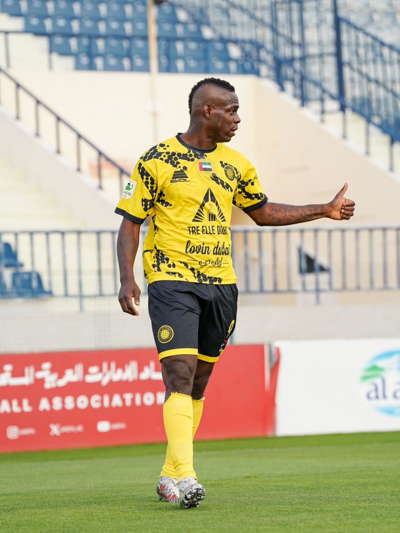 久违了巴神！35岁巴洛特利招牌爆射破门，身价剩40万球队联赛垫底