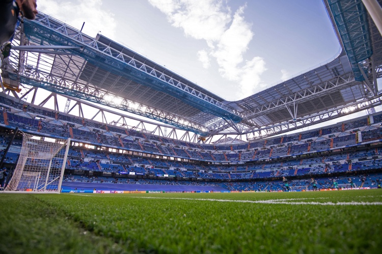 世体：皇马同欧足联已沟通，今晚比赛将关闭伯纳乌顶篷以营造声浪