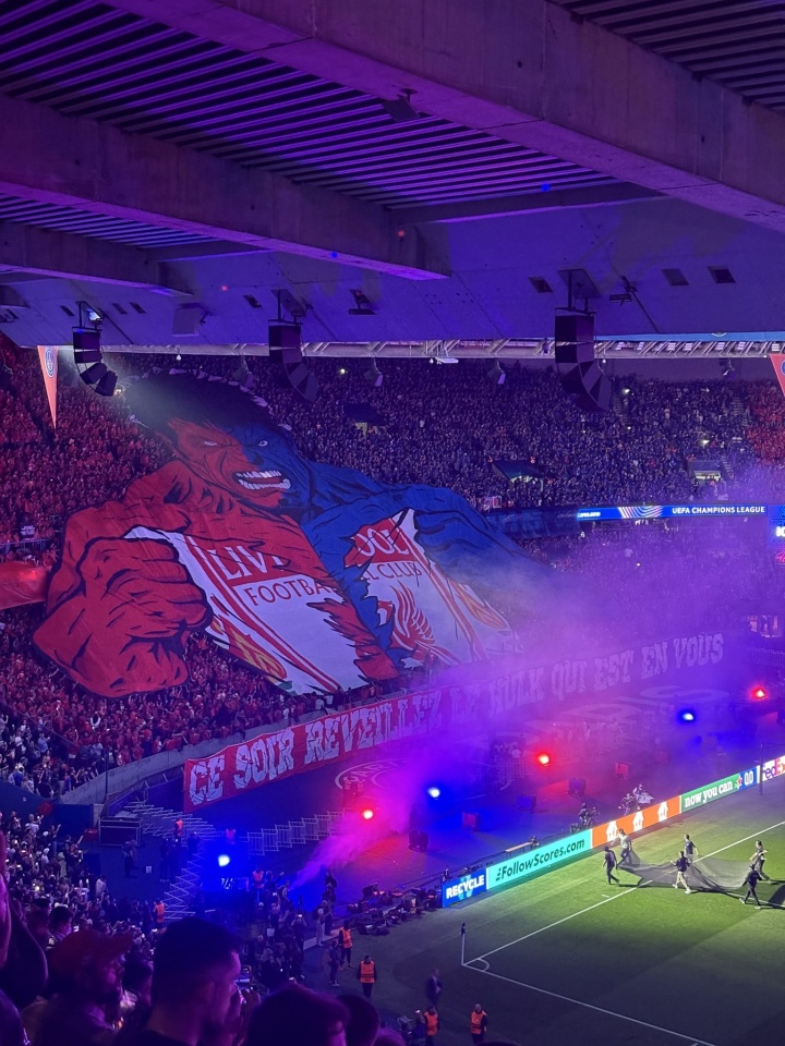 巴黎Tifo展示绿巨人撕碎利物浦队徽 利物浦球迷被压制得鸦雀无声