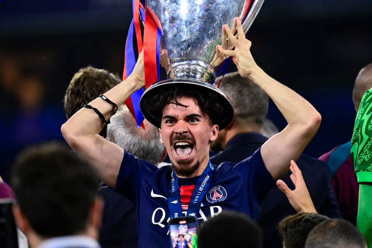 巴黎真核！维蒂尼亚本赛季1264次传球+1407次触球，均为欧冠最多