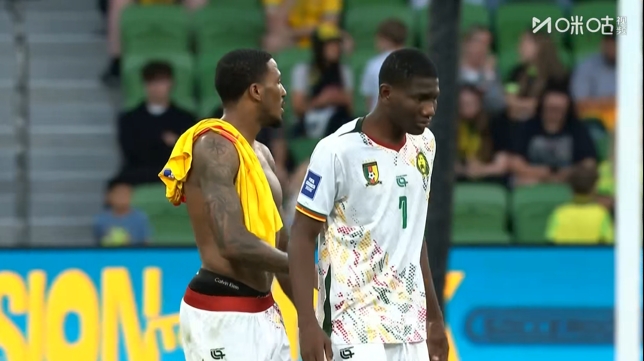 喀麦隆后卫查丘瓦与国足球员互换球衣，现效力狼队+身价1200万欧