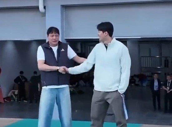 吴越杯首轮对决将拉开大幕，范志毅和汪顺在揭幕战活动中同框