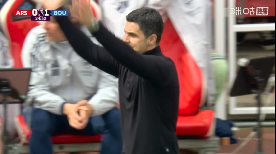 记者：阿森纳替补席后方有球迷抱怨，阿尔特塔转身示意冷静