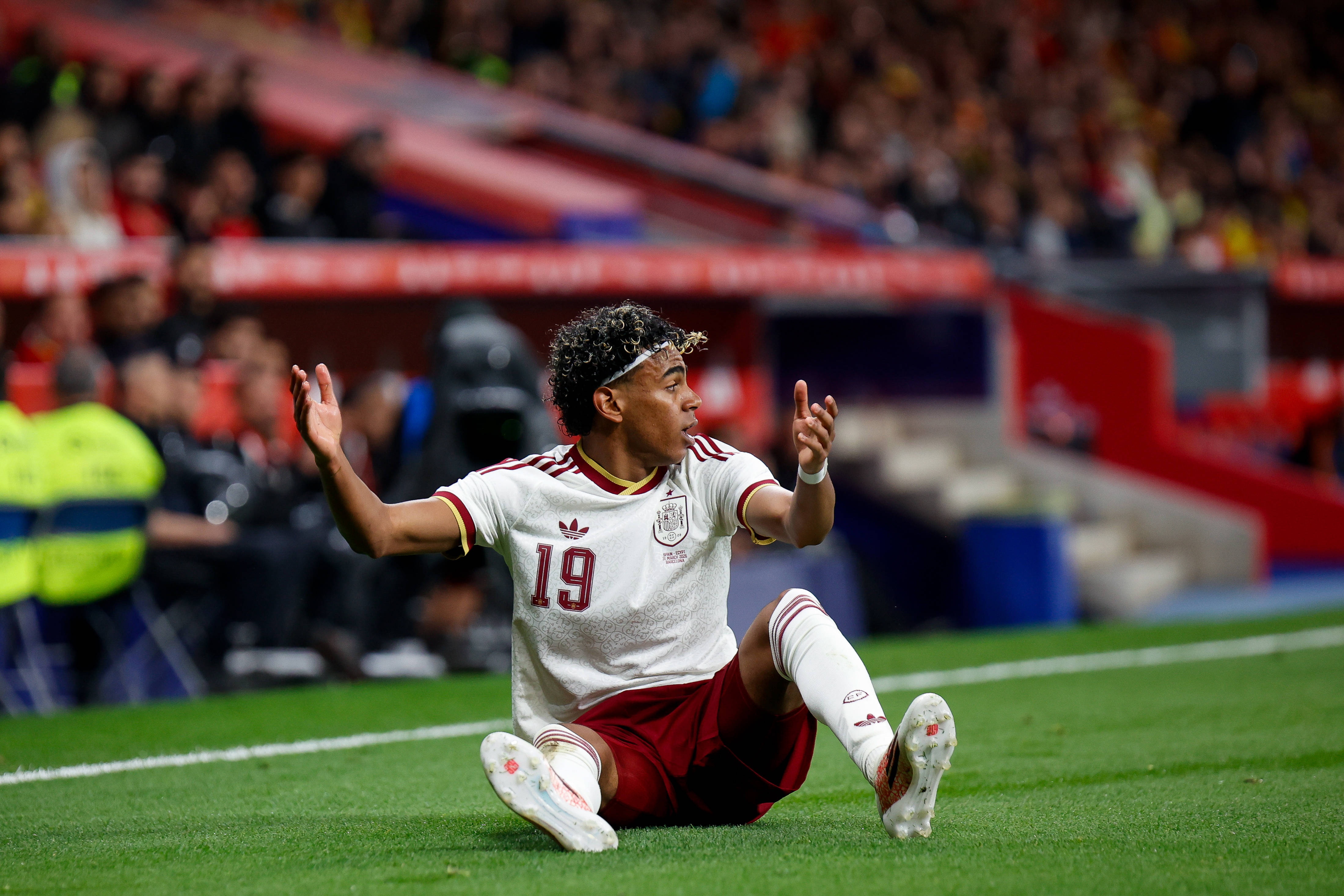 躺枪！西班牙球迷唱辱穆斯林歌曲，亚马尔赛后垂头丧气离开