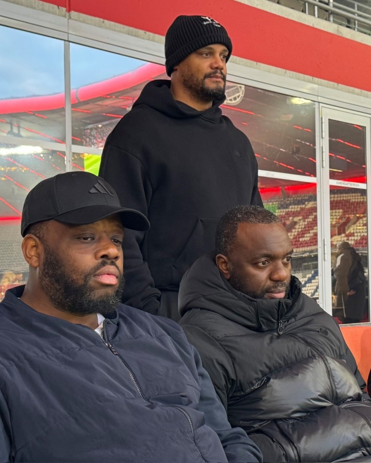 大佬助阵！孔帕尼、赫内斯、埃贝尔等人现场观战拜仁女足VS曼联