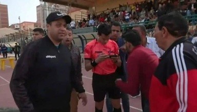 未启用VAR却去场边看手机视频改判！埃及甲主裁判事后遭足协停哨