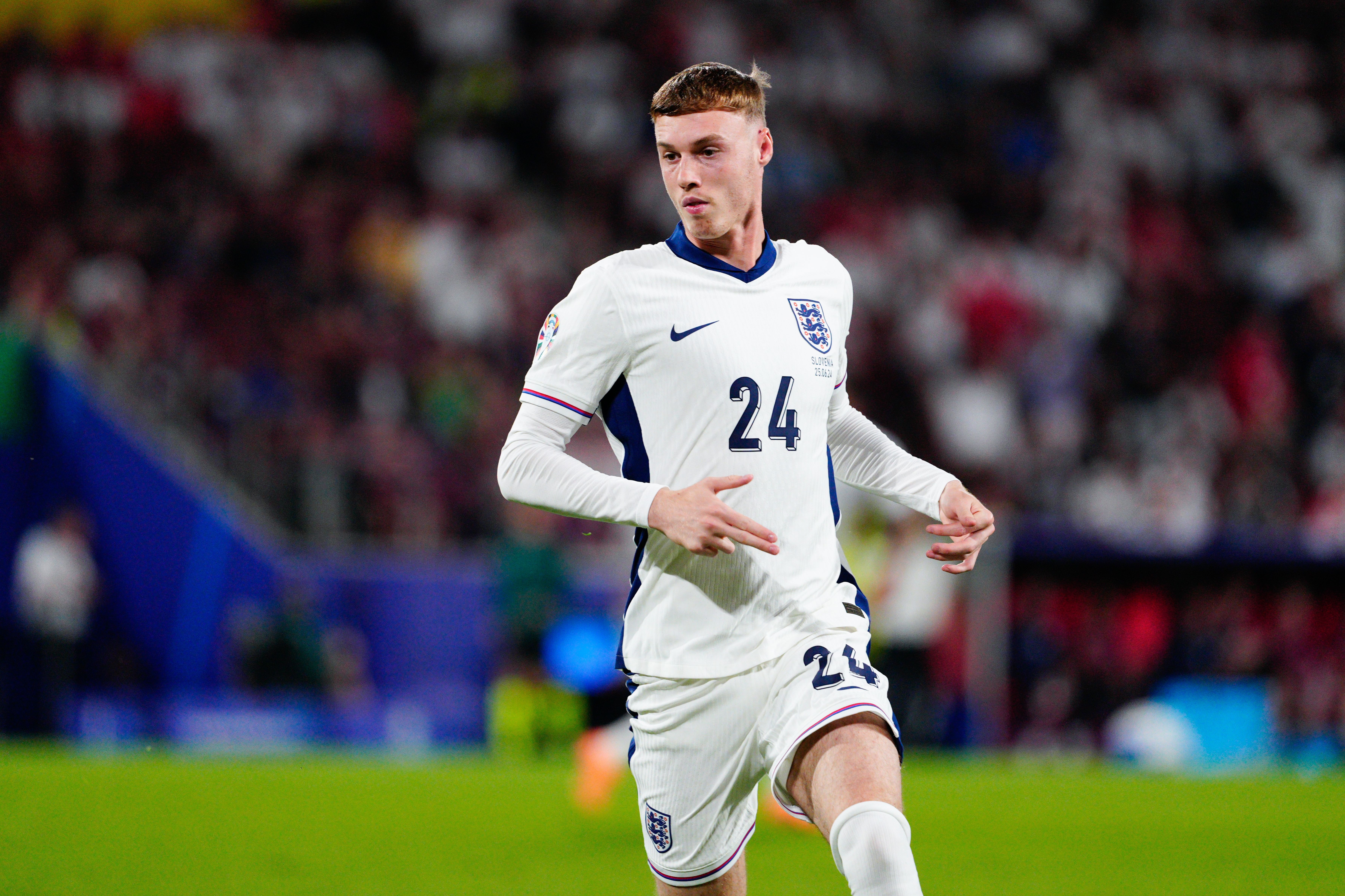 英格兰爆冷0-1负日本，帕尔默遭批：丢球就该回追，他却突然减速