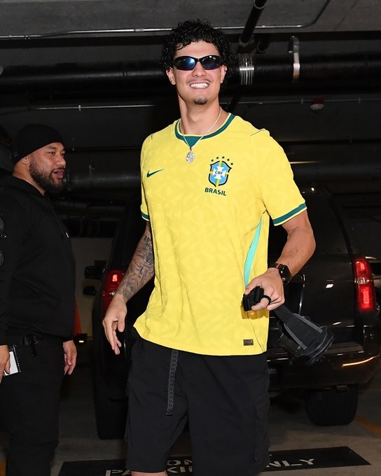 支持桑巴军团！NBA勇士队球员桑托斯身穿巴西国家队球衣