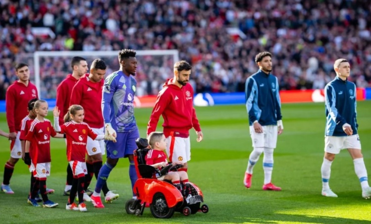 记者：B费圣诞节给每个曼联员工过节费 能花一小时指导小将任意球