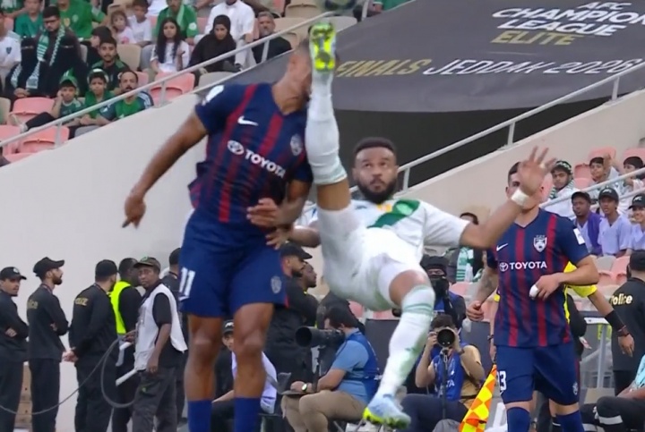 灾难表现！吉达国民后卫亚冠开场乌龙，再踢中柔佛前锋面部直红！