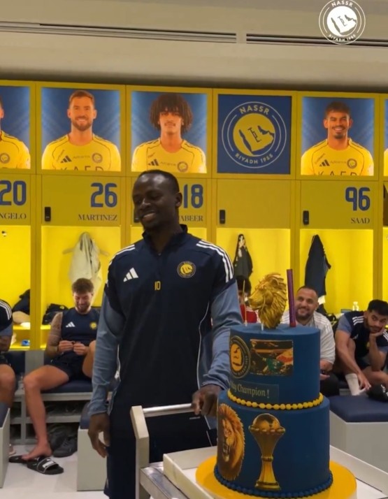 C罗等队友鼓掌祝贺马内34岁生日，后者打趣：感谢为我过29岁生日