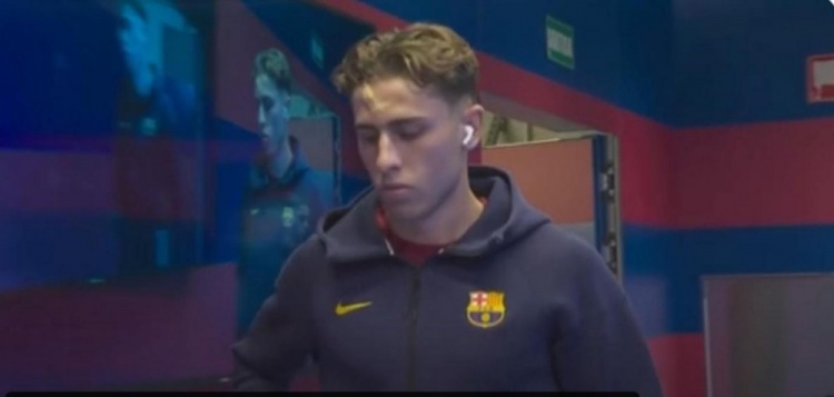 替补待命！巴萨中场费尔明额头上贴着创可贴，而且有明显肿块