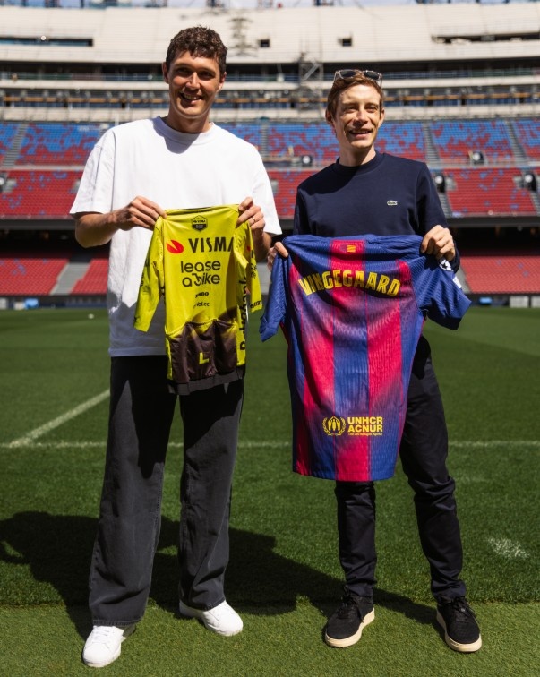 两届环法冠军温格高造访巴萨，并与克里斯滕森交换队服