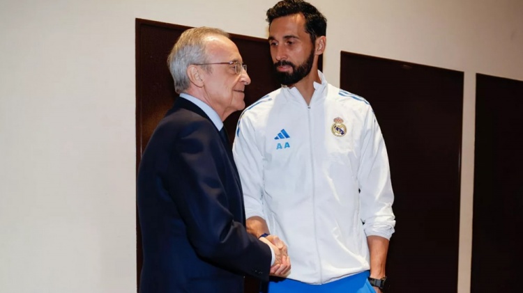 赛前动员，弗洛伦蒂诺来到皇马下榻酒店问候主帅和球员