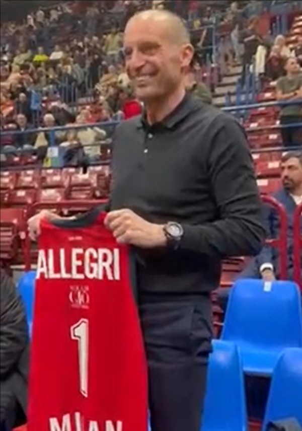 忙里偷闲！阿莱格里现场观看欧篮联比赛，获赠定制球衣