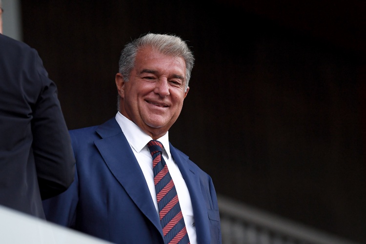 世体：在欧冠负于马竞后，拉波尔塔亲临训练基地为球队加油鼓劲