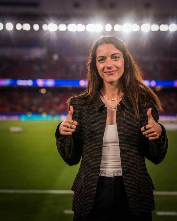 为男足加油助威，巴萨女足球星邦马蒂出现在诺坎普球场