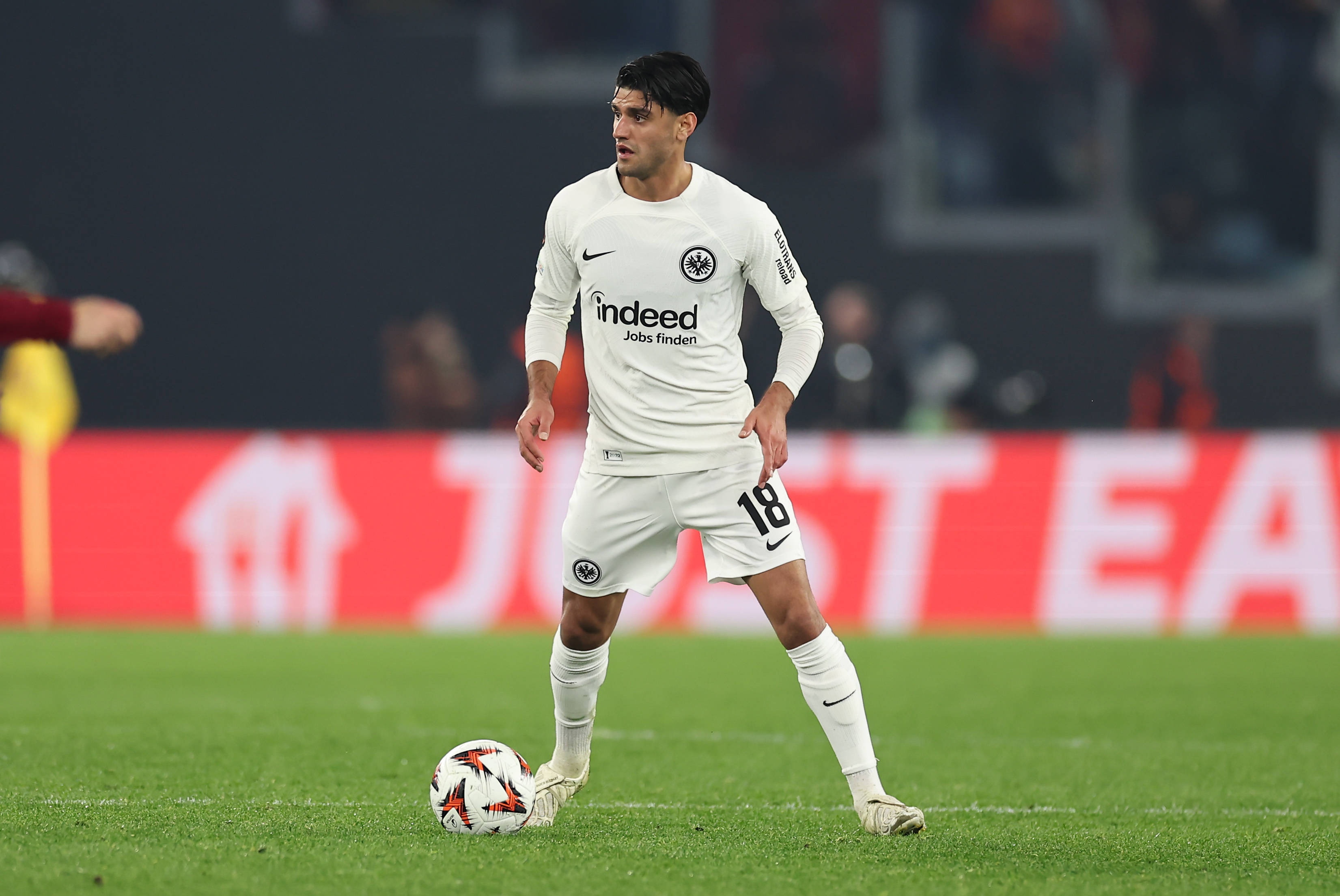 官方：法兰克福中场达胡德本赛季结束后自由身离队