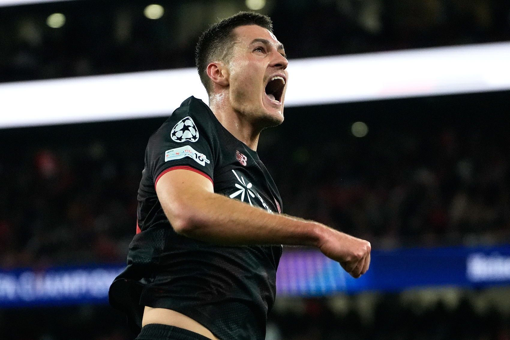 梅开二度，希克达成勒沃库森生涯100粒进球里程碑，队史第三人